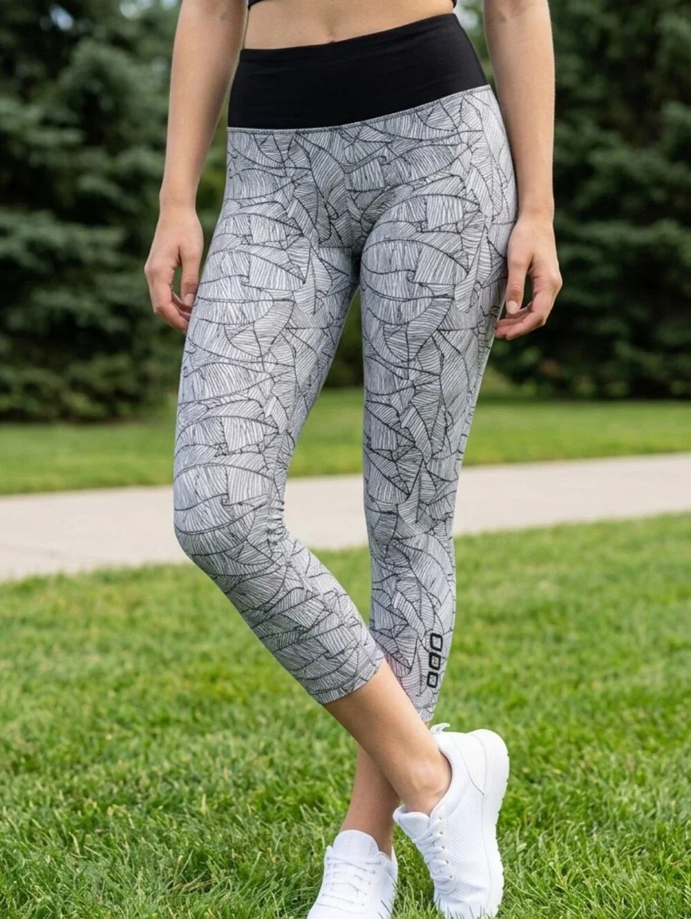 Lorna Jane High Rise Crop Leggings XS Black White Botanical Print Yoga Pants 4